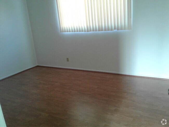 Building Photo - 14925 Larch Ave Unit 14923.5 Rental