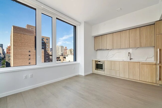 Building Photo - 200 E 23rd St Rental