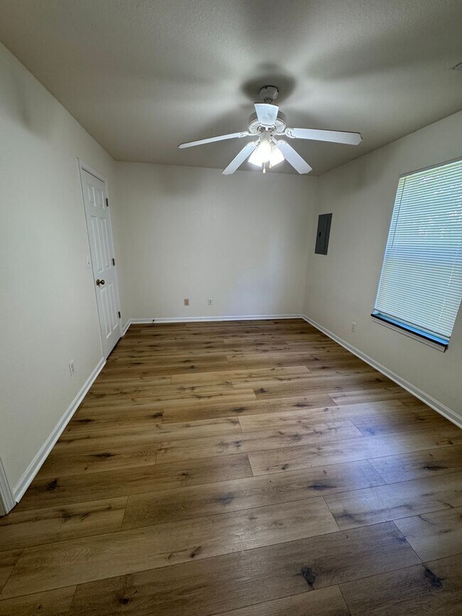 Photo - 1591-1593 N Doulton Dr Unit 1591