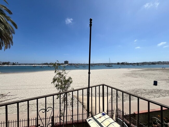 2933-2935 Bayside Walk