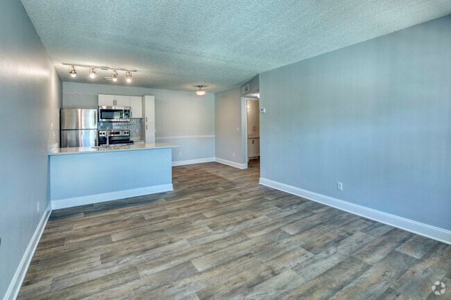 1BR, 1BA - 600SF 6904 Ralston Place Dr Tampa, FL 33614-4466