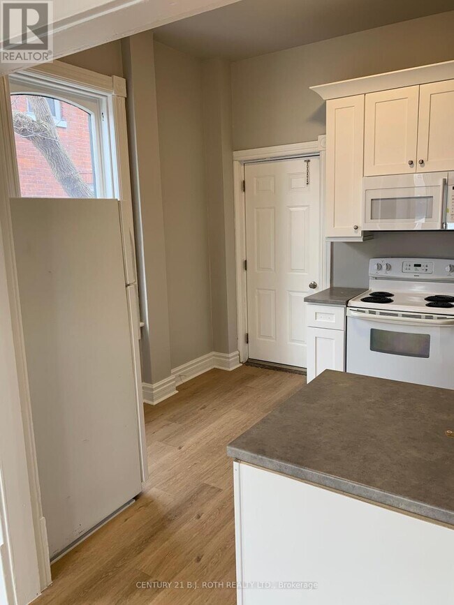 Photo - 172 Dunlop St W