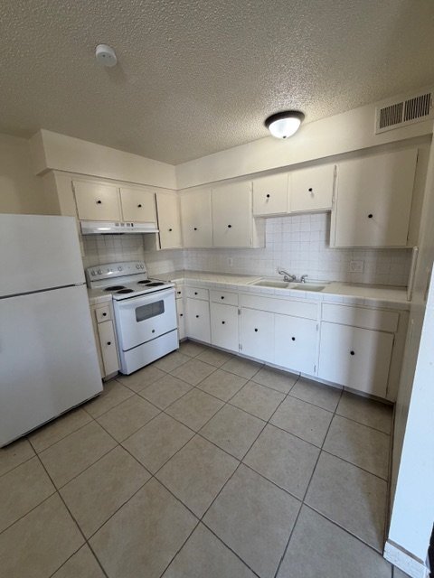 Building Photo - 3044 N Fruit Ave