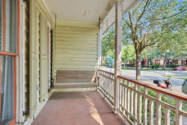 Photo - 2 Bedroom Charmer with Sundeck, Wood Floors, and High Ceilings