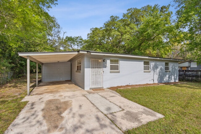 Photo - 2304 Miss Muffet Ln W