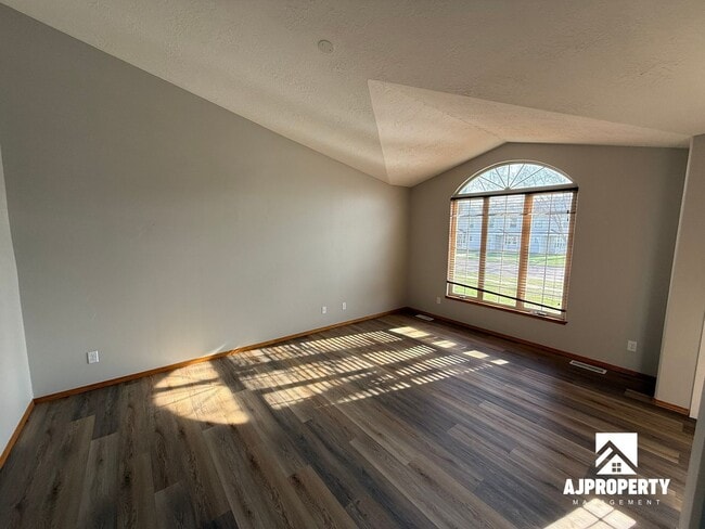 Photo - 911 S Colleen Ln