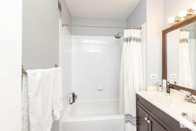 Photo - 1 bedroom in Chicago IL 60654 Unidad 2605