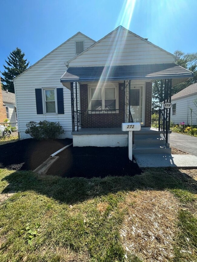 Building Photo - 3 Bedroom, 2 Bathroom Home With Garage Available for Pre-Lease!