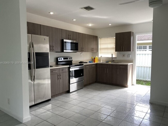 Building Photo - 3435 SW 62nd Way Unit B