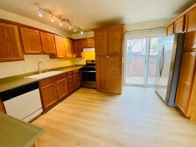 Photo - $1,650 Palm & Shaw, 2 Bedroom Condo - N Wi...