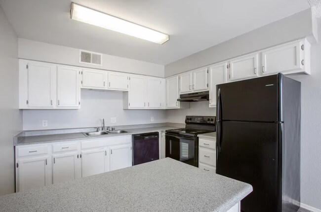 2 Bed 1 Bath - 895 sqft - Kitchen