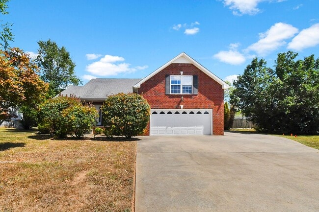 Three Bedroom with Bonus and Pool! - Three Bedroom with Bonus and Pool! House