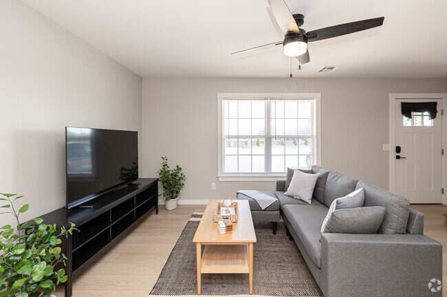 2BR, 2BA - 1,000SF - Furnished - Living Room