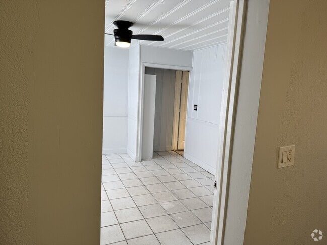 Building Photo - 2621 NE 8th Ave Rental
