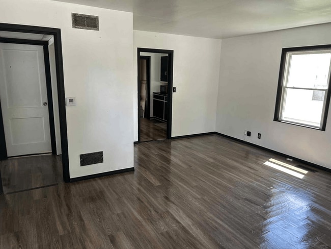 Building Photo - 128 Elm St