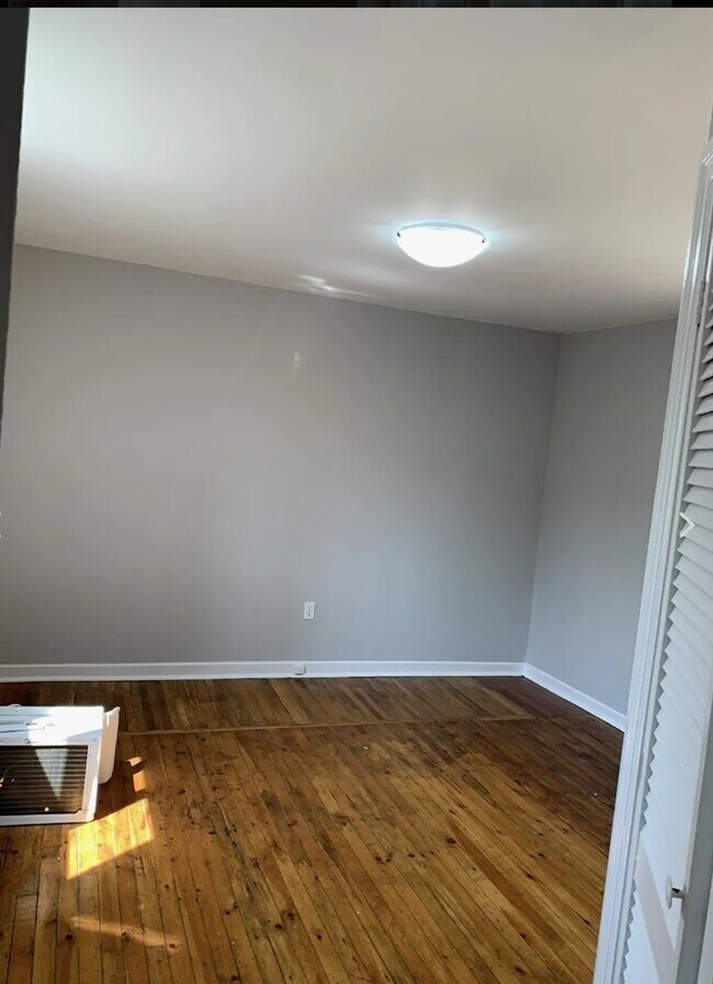 Photo - Bright 1 Bedroom in the Heart Of Leslieville Unit 1