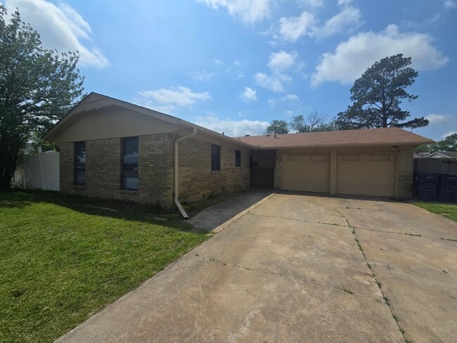 Building Photo - 3 Bedroom 1.5 Bath and 2 Garage home in Shawnee!