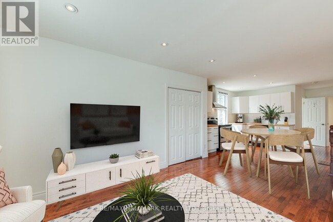 Photo - 2066 Gerrard St E