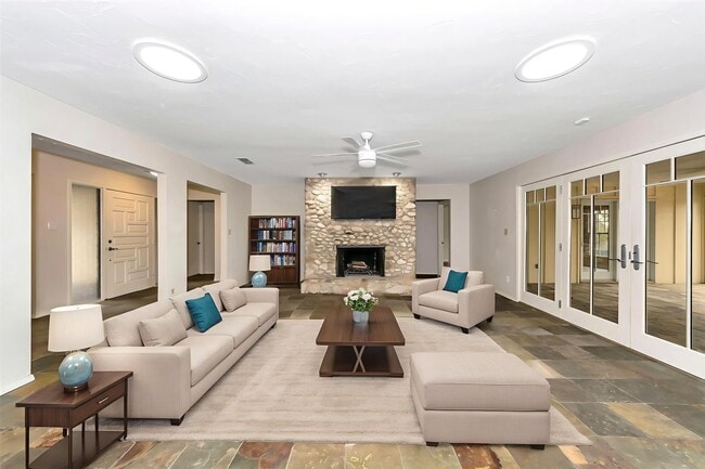 Building Photo - Stylish Mont Del Estates Gem with Saltwate...