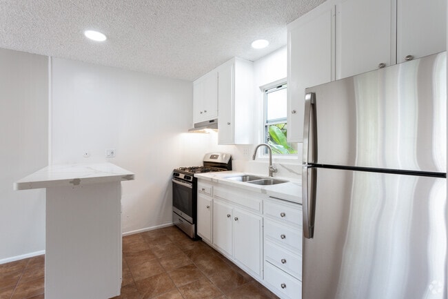 1BR, 1BA - 600 SF