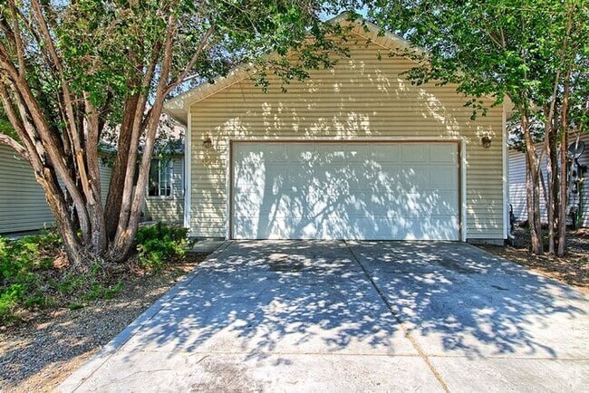 Building Photo - Spacious 3-Bed, 2-Bath Townhome with 2-Car...