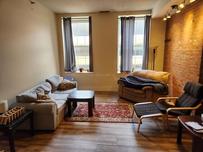 Photo - 196 Crown St