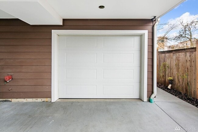 Building Photo - 3 bedroom / 2.5 bathroom townhome in West ...