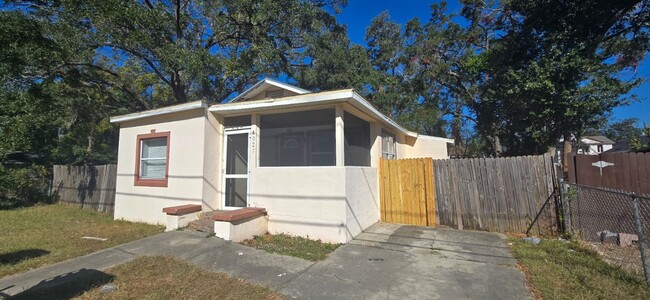 2/1 Home Located within 1 minute from I-275 - 2/1 Home Located within 1 minute from I-275