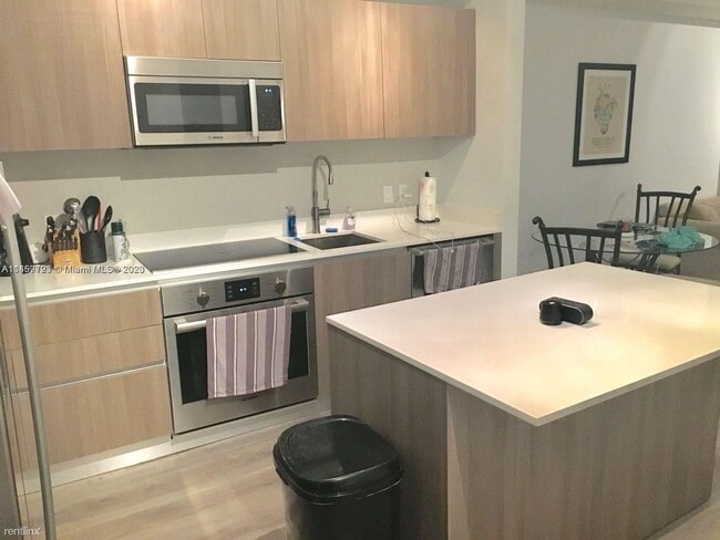 Photo - 1 br, 1 bath Condo - 201 SW 17th Rd Unit 404 Unit 404