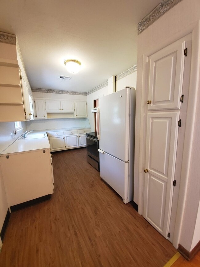 Photo - PRELEASING for Mid-August 2026! (3) Bed/(2...