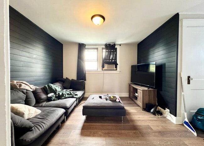 Photo - 437 S 73rd St