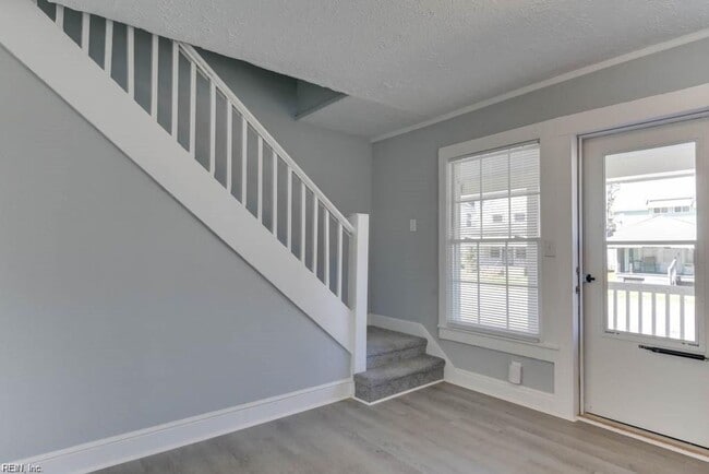 Photo - 2bedroom Townhouse Duplex- Huge Yard. May 1 move  in!!!