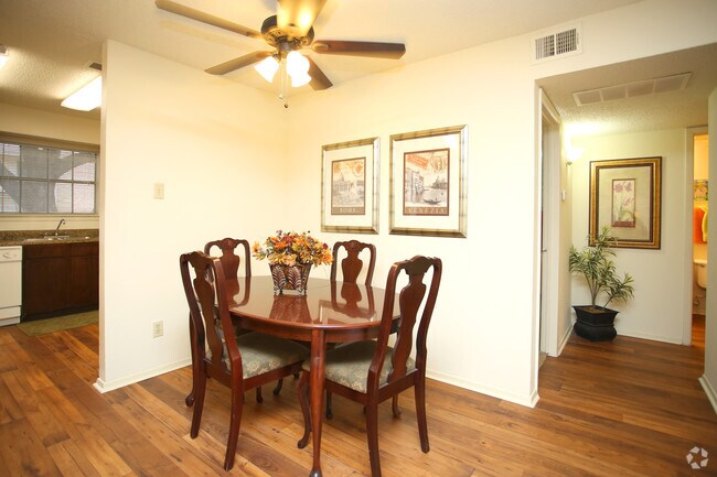 Model B2 2BDx2BA 970SF - Trinity Crossing Apartments