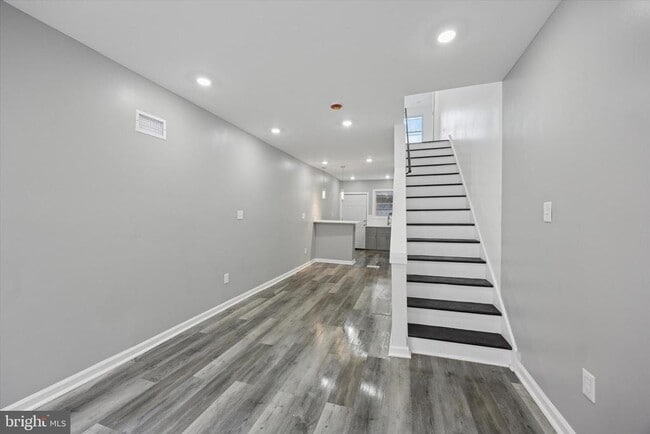 Building Photo - 1904 N Leithgow St Rental