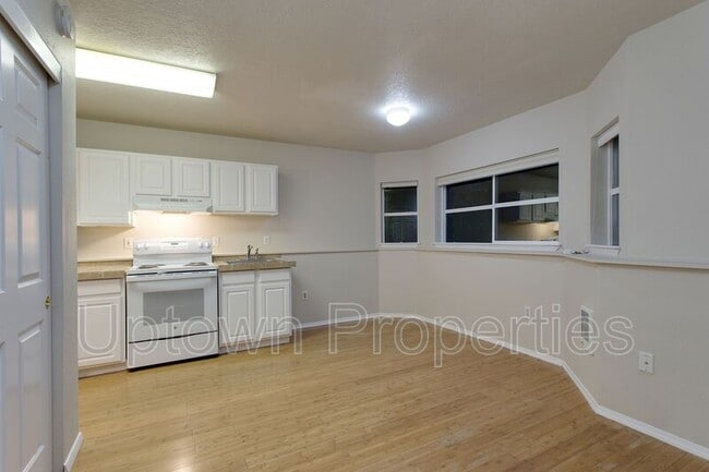 Building Photo - 3417 SW Moss St Unit B Rental