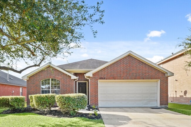 Building Photo - 17915 Pinewood Green