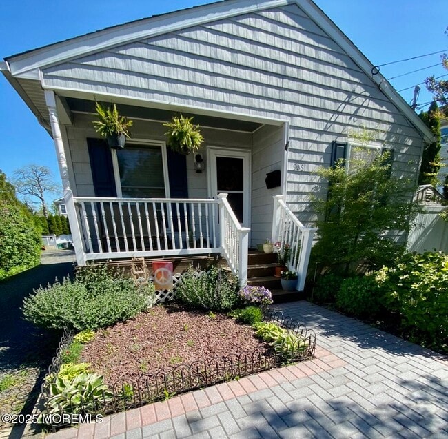 Building Photo - 906 16th Ave Rental