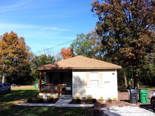 Building Photo - Beautifully Renovated 3 Bedroom 2 Bath Hom... Rental