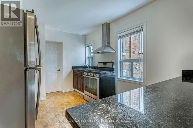 Photo - 2976 Lake Shore Blvd W