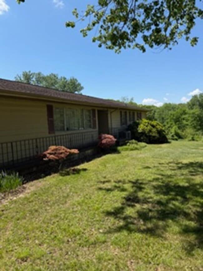 Building Photo - Maryville City  37801 - 3 bedroom, 2.5 bath home Walking distance to Foothills Mall - Contact Deb...