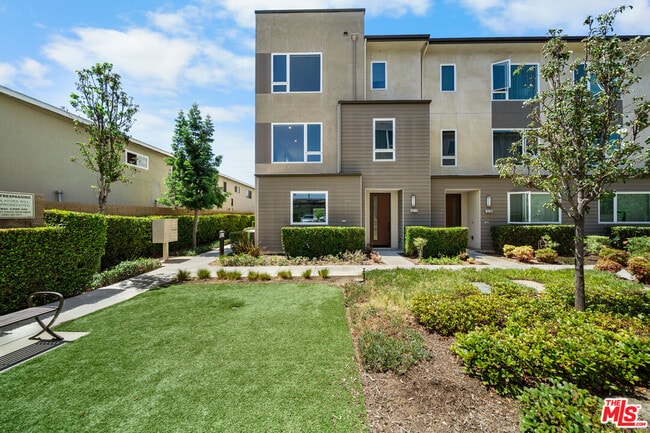 Building Photo - 10712 Parrot Ave