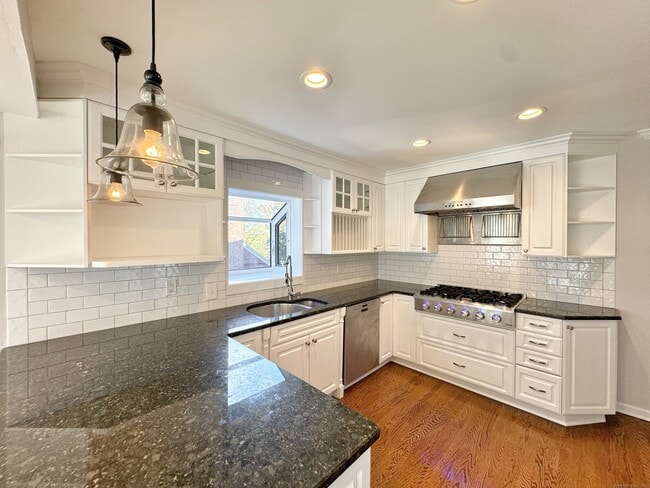 Photo - 8 1/2 Ells St