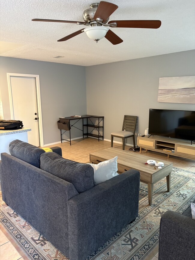 Escritorio en sala y todos los dormitorios. - 10044 Carlton Hills Blvd