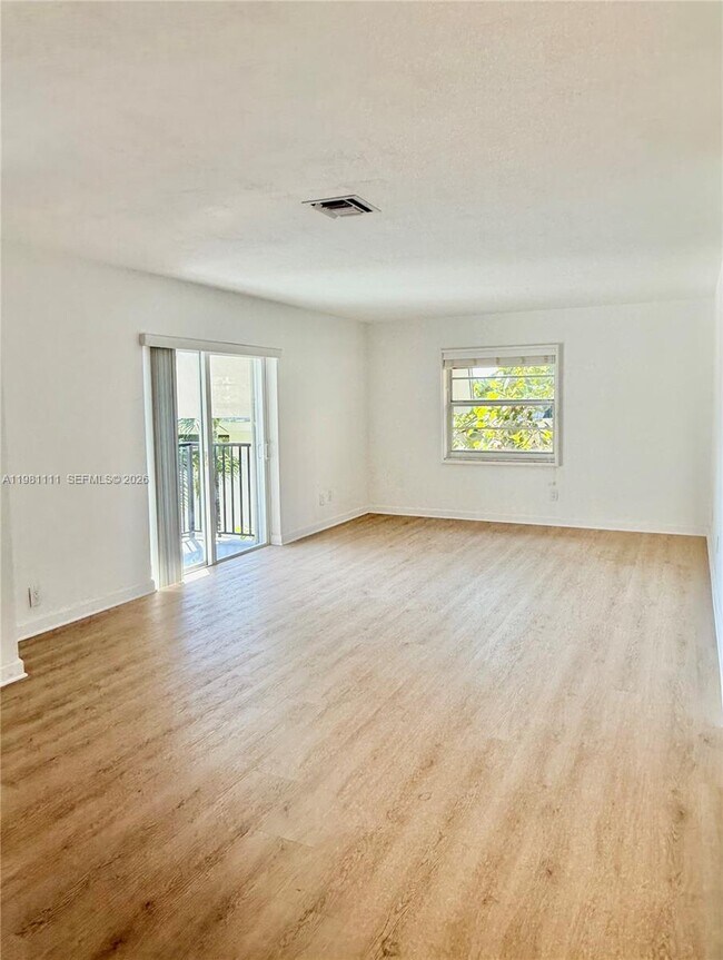 Building Photo - 6815 Edgewater Dr Unit 309