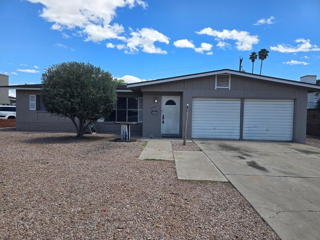 Building Photo - 2527 S Rita Ln