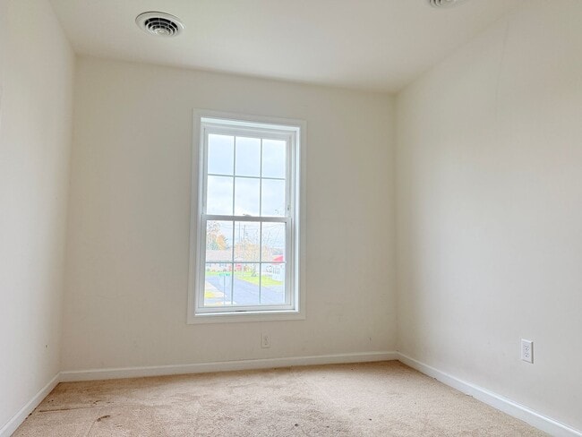 Photo - Spacious 3-Bedroom Townhome with Prime Rou...
