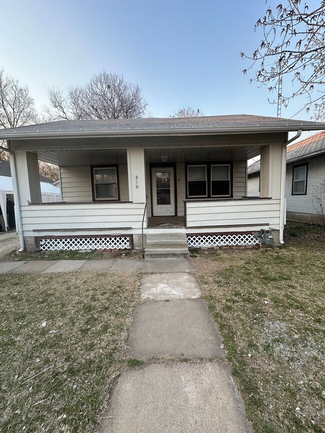 Building Photo - 2 Bed /1 Bath Bungalow