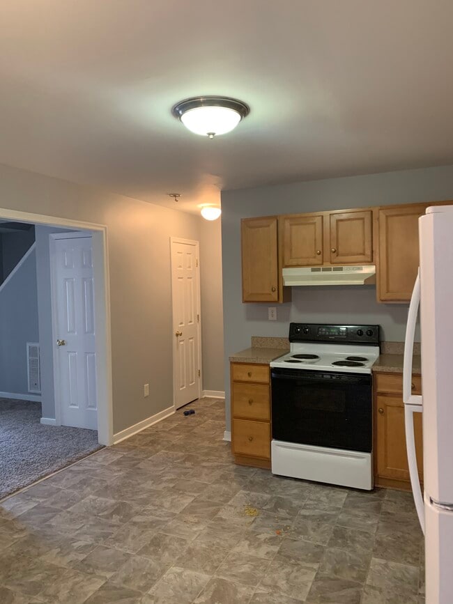 Kitchen - 627 Della St Unit 4