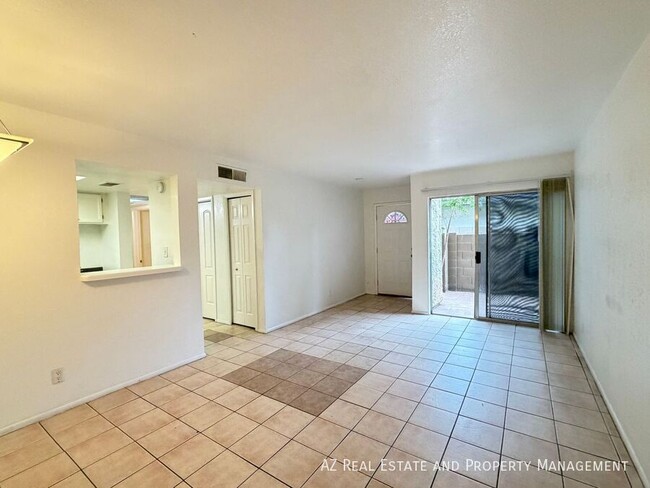 Photo - 1620 E Cambridge Ave Unidad 9