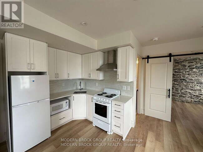 Photo - 5 Clothier St W Unité 102